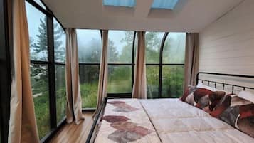6 bedrooms, desk, iron/ironing board, travel crib
