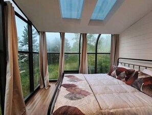 6 bedrooms, desk, iron/ironing board, travel cot