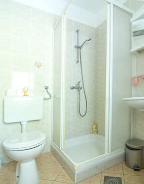 Appartement, vue sur le jardin | Salle de bain | Douche, séchoir à cheveux, serviettes fournies, papier de toilette