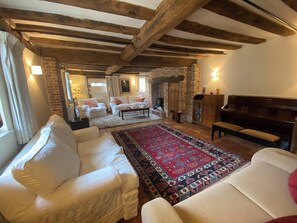 Tv, eldstad, böcker och en stereo