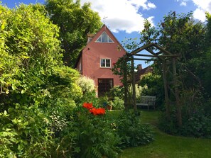 Property grounds - Spacious Tudor Cottage with Beautiful Garden  (Dedham)