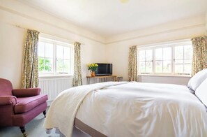 3 bedrooms, desk, iron/ironing board, travel cot - Spacious Tudor Cottage with Beautiful Garden  (Dedham)