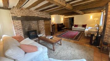 Tv, pejs, bøger, stereoanlæg