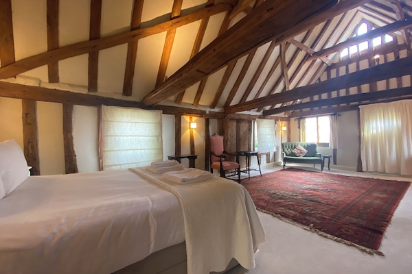 4 camere, una scrivania, ferro/asse da stiro, culla da viaggio