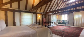 Spacious Tudor Cottage with Beautiful Garden 