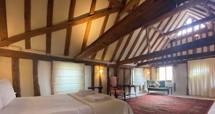 Spacious Tudor Cottage with Beautiful Garden