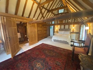 4 bedrooms, desk, iron/ironing board, travel crib - Spacious Tudor Cottage with Beautiful Garden  (Dedham)