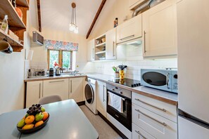 Four, lave-vaisselle, chaise haute