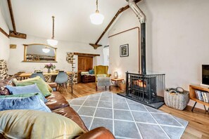 TV, fireplace - 2 Bed in Torrington (oc-p27344) (Langtree)