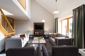 Loftsrom – premium | Individuelt dekorert, individuelt innredet og skrivebord for bærbar PC