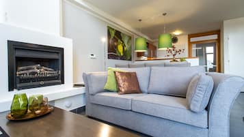 Televisión LED, chimenea, reproductor de DVD y piso con calefacción