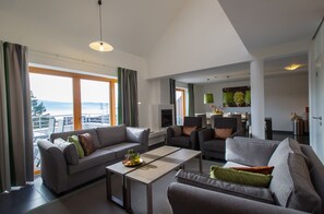 Téléviseur à DEL, foyer, lecteur de DVD, planchers chauffants