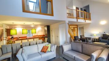 Grand Loft | Living area | 43-inch LED TV with satellite channels, fireplace, DVD player