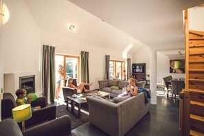 Loft majestueux | Aire de séjour | Téléviseur à DEL, foyer, lecteur de DVD, planchers chauffants