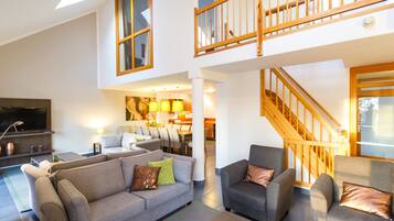 Grand Loft | Living area | 43-inch LED TV with satellite channels, fireplace, DVD player