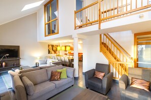 Loft majestueux | Aire de séjour | Téléviseur à DEL, foyer, lecteur de DVD, planchers chauffants