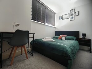 2 soverom, skrivebord, strykejern/-brett og wi-fi (inkludert)