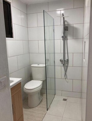 Dusche, Haartrockner, Handtücher, Seife