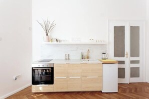 Fridge, oven, stovetop, electric kettle - Central Pula: Charming Historic Gem with Modern Comforts (Pula)