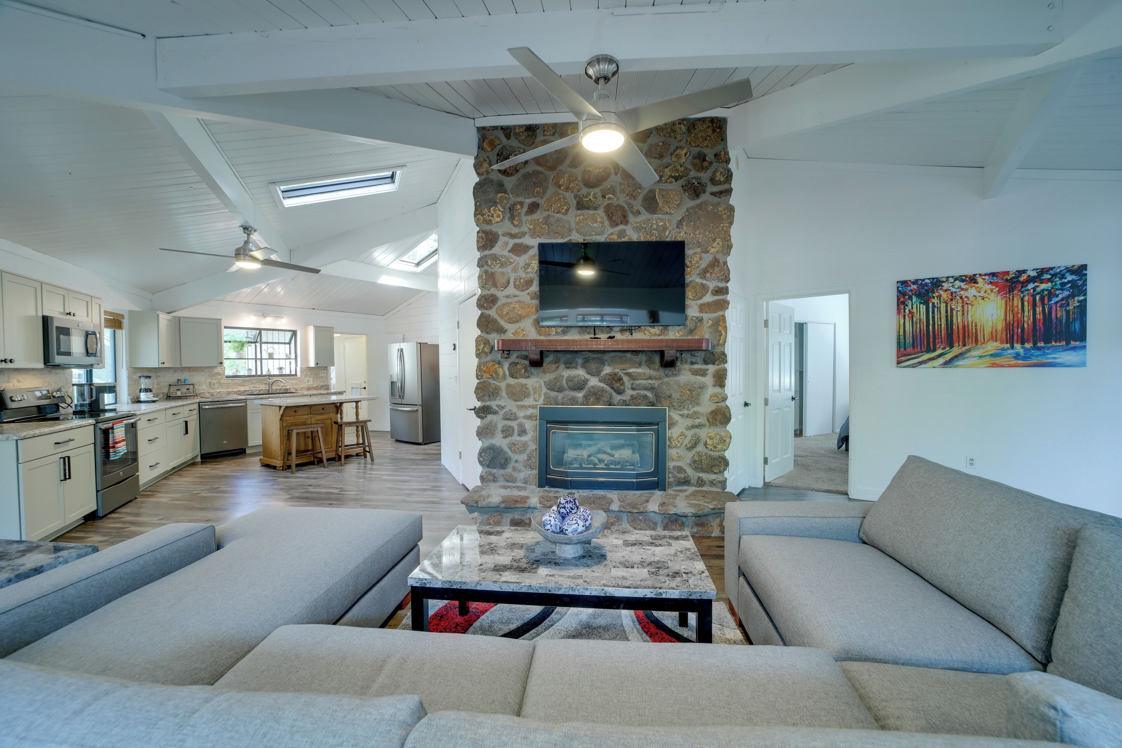 Cozy Munds Park Retreat: Hike, Golf + Fish!