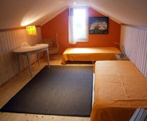 4 bedrooms, desk, iron/ironing board, travel cot