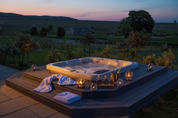 Outdoor spa tub - Luxury lodge for 22 people with hot tub (Perth)