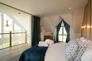 11 bedrooms, iron/ironing board, travel cot, free WiFi - Luxury lodge for 22 people with hot tub (Perth)