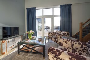 Een smart-tv, een open haard, een dvd-speler en boeken