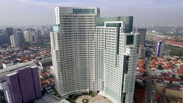 A high-rise building with a curved facade, multiple balconies, and a central courtyard. - Swimming pool apartment. High standard for family or business people! 4 minutes from the subway! (Pinheiros São Paulo)