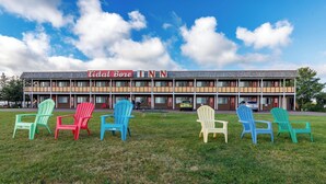 Un Inn Tidelore con una fila de sillas Adirondack de colores delante.