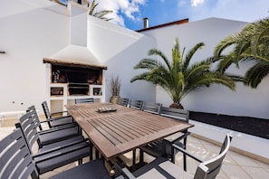 Outdoor dining - Incredible 6 bed 5 bath detached villa in the exclusive area of Puerto Calero. (Puerto Calero)