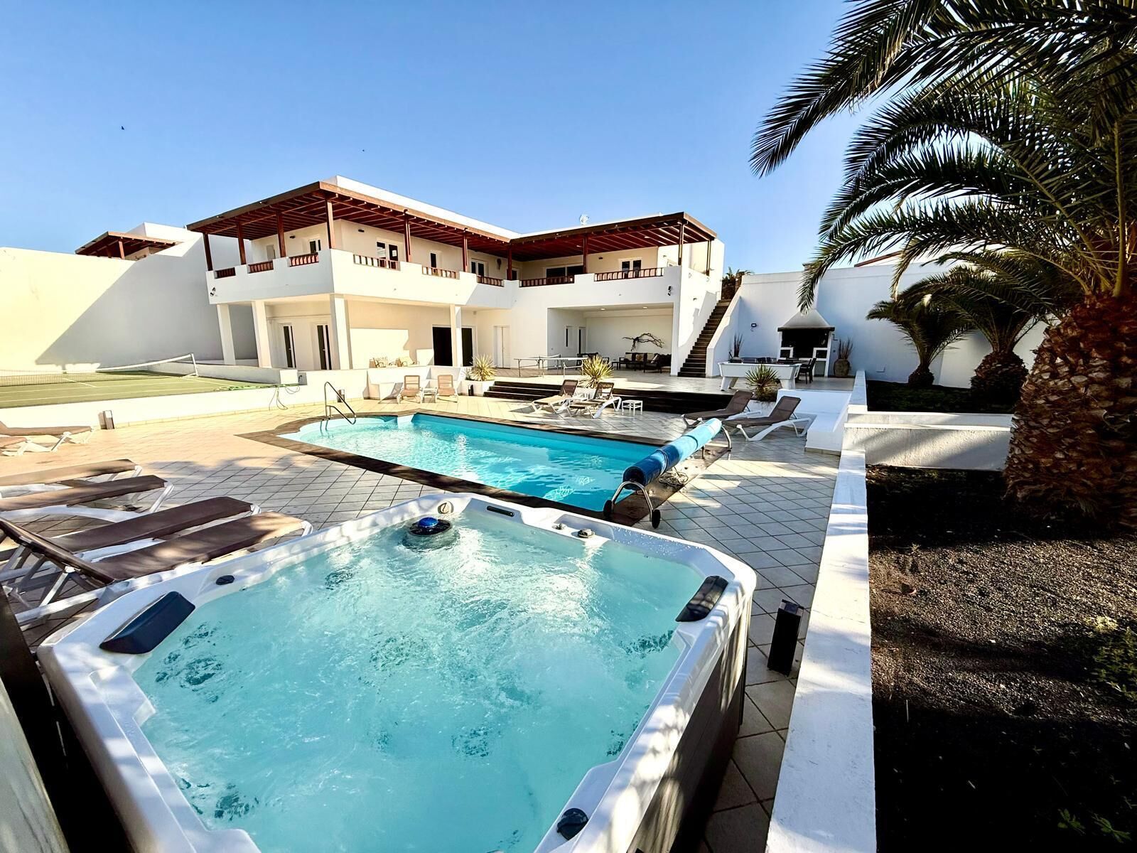 Lämmitetty uima-allas