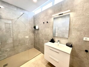 Ensemble douche/baignoire, sèche-cheveux, bidet, serviettes fournies