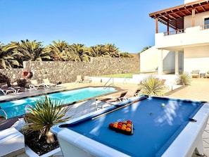 A heated pool - Incredible 6 bed 5 bath detached villa in the exclusive area of Puerto Calero. (Puerto Calero)