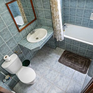 Douche, serviettes fournies, savon, papier toilette