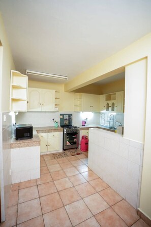 Fridge, microwave, oven, stovetop - Luxe, Spacious 2BR In Westlands, Close to Sarit Centre. (Nairobi)