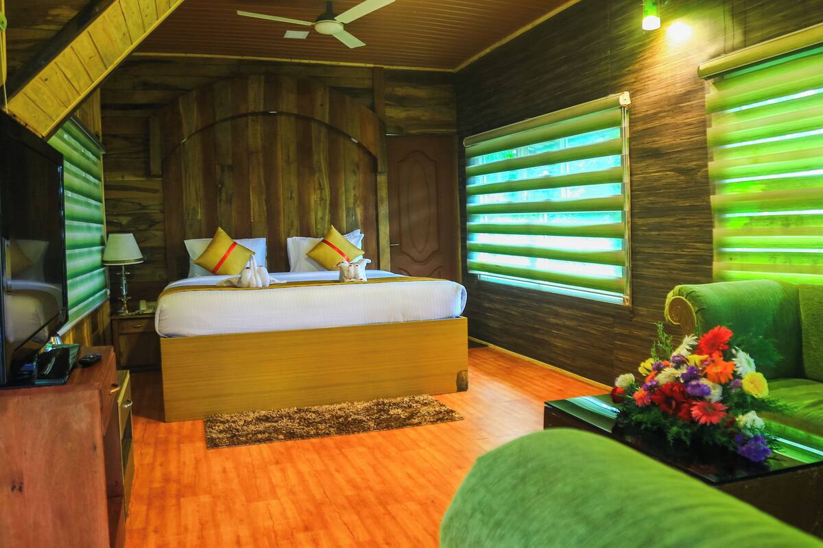 Premium Tree House | Iron/ironing board (on request), WiFi (free)