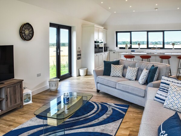 Living area - 4 bedroom accommodation in California, near Scratby (California, near Scratby)