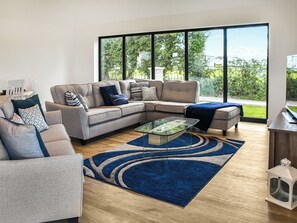 Living area - 4 bedroom accommodation in California, near Scratby (California, near Scratby)