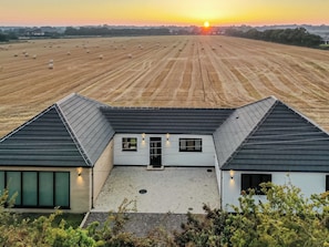 Exterior - 4 bedroom accommodation in California, near Scratby (California, near Scratby)