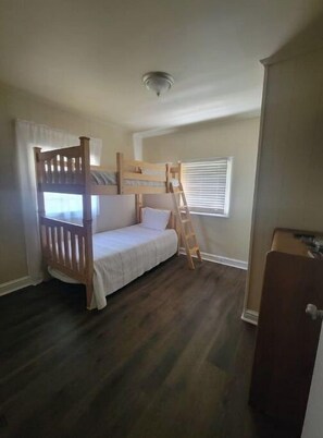 3 bedrooms, desk, iron/ironing board, free WiFi