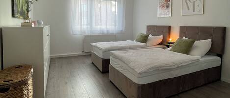 1 slaapkamer, een bureau, een strijkplank/strijkijzer, wifi