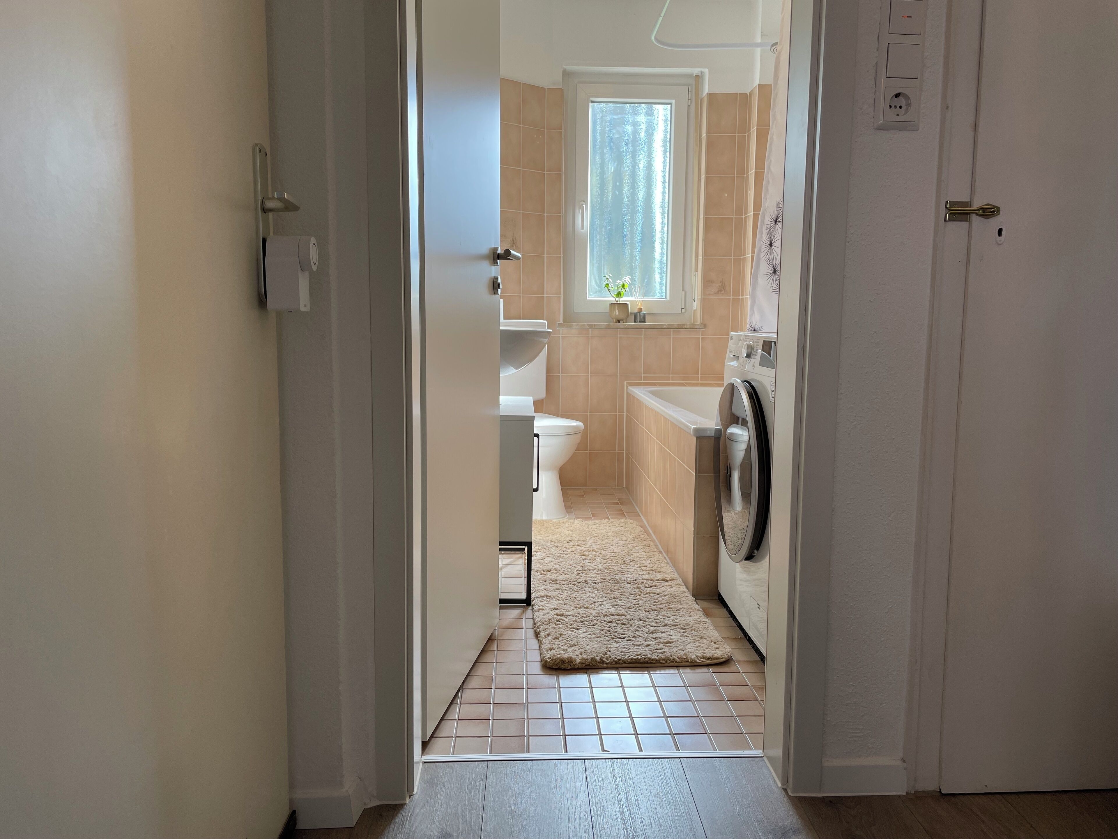 Haartrockner, Handtücher, Seife, Toilettenpapier