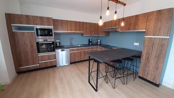 Een koelkast, een microgolfoven, een oven, een kookplaat