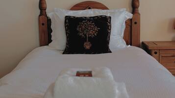 4 bedrooms, iron/ironing board, WiFi, bed sheets