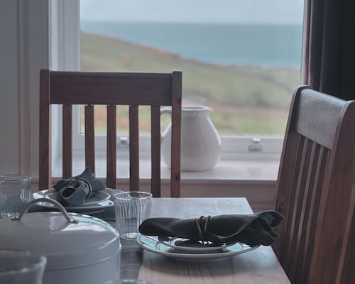 Honeysuckle Cottage - sleeps 6 guests  in 4 bedrooms