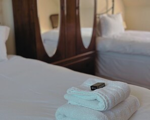 3 chambres, fer et planche à repasser, Wi-Fi, draps fournis