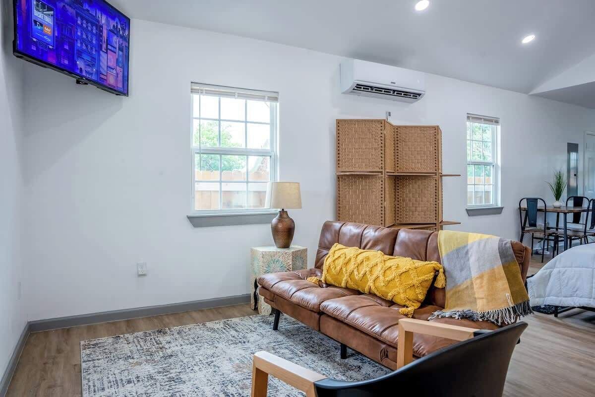 Televisión y oficina 