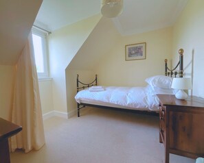 3 bedrooms, iron/ironing board, WiFi, bed sheets - Buttercup Cottage - sleeps 5 guests  in 3 bedrooms (Argyll)