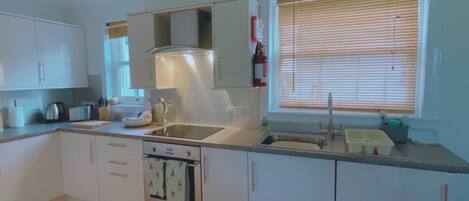 Refrigerador, microondas, horno, tostadora